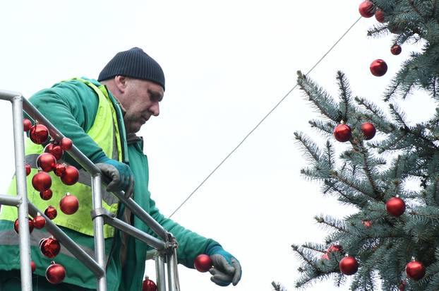 Sisak: Ukrašavanje božićnog drveta u središtu grada