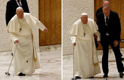 Papa, polako! Papa Franjo je umalo pao, pritrčao pomoćnik...
