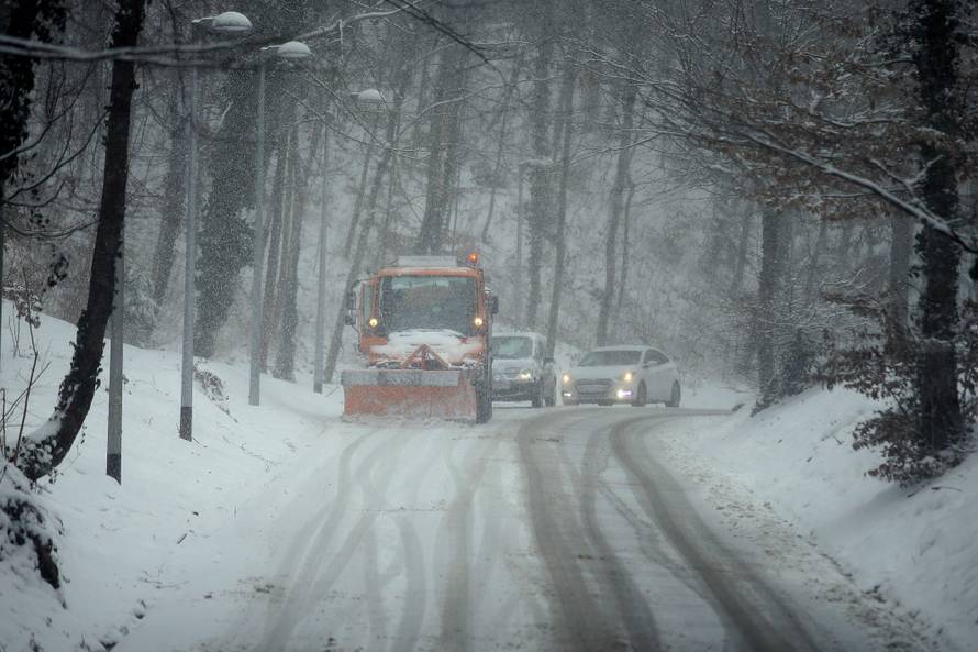 HGSS nepokretnom muškarcu kod Gračaca donio hranu i drva