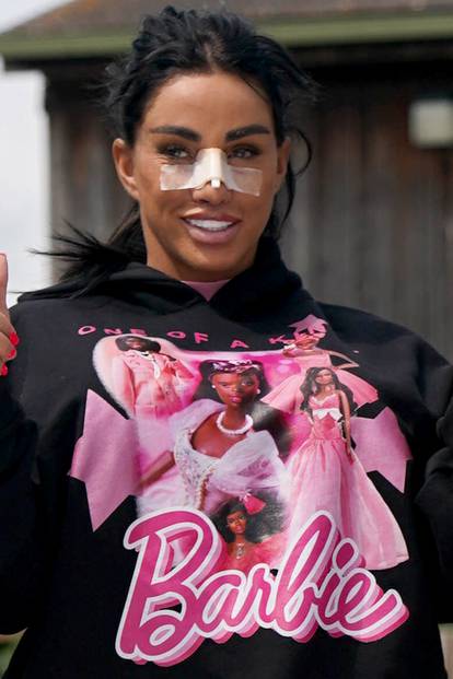 Bujna Katie Price operirala je grudi 17 puta. Objavljene fotke s bazena. Pišu joj: Pa ti ne toneš!