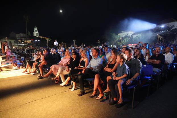 Vela Luka: Održan koncert "Trag u beskraju" posvećen Oliveru Dragojeviću