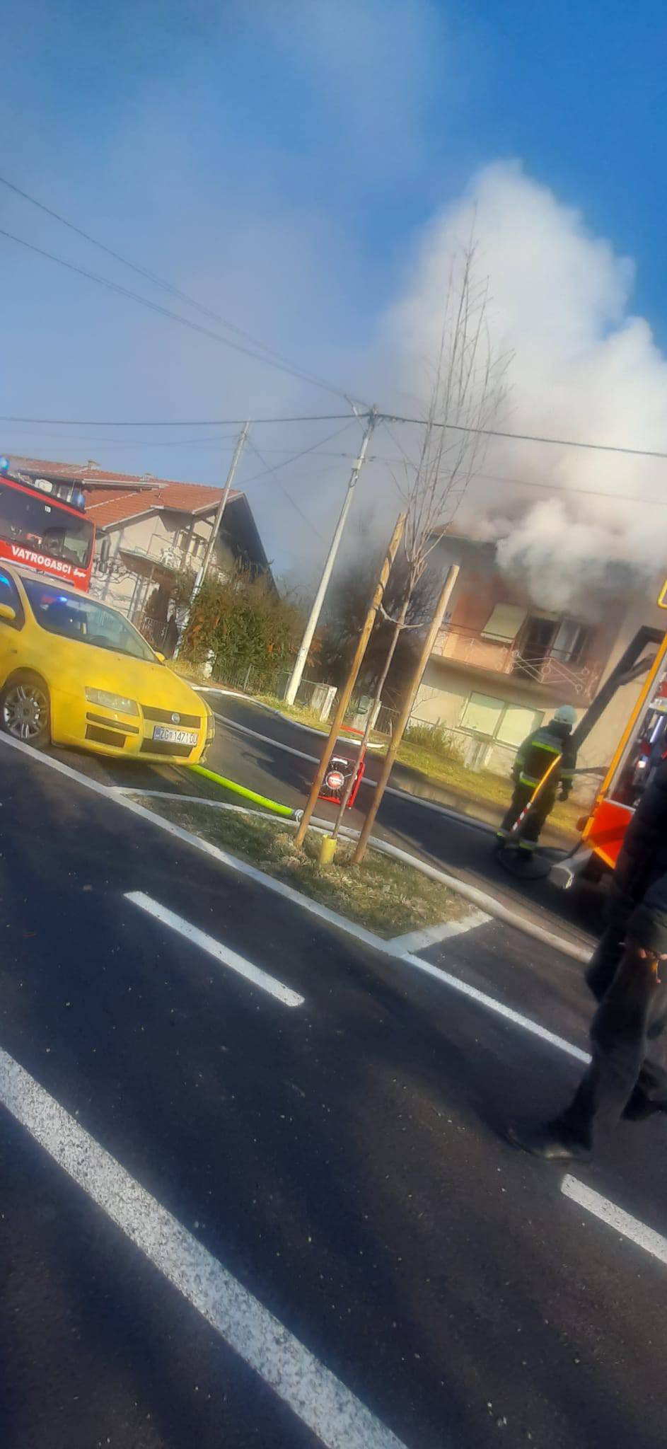 Buknuo požar na kući u Dugom Selu, vlasnik zadobio opekline