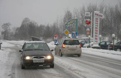 Snijeg otežava promet u Lici, na Jadranu puše jaka bura