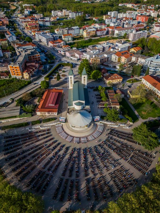 Međugorje: Poslijepodnevna misa ispred crkve sv. Jakova na Uskrs