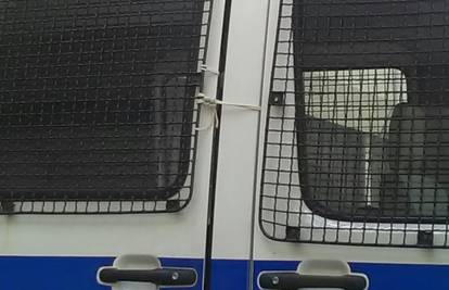 Snašli se: Štrikom za rublje zatvorili vrata policijske marice