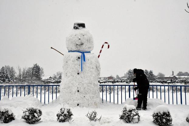 FOTO Slavonski Brod dobio ogromnog snjegovića: Visok je gotovo tri i pol metra