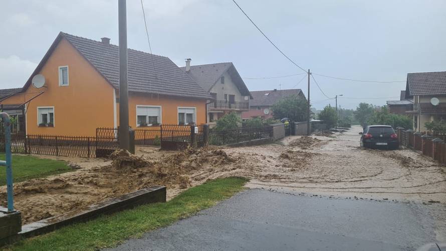 Nevrijeme kod Požege: Bujica u Vidovcima nosi sve pred sobom