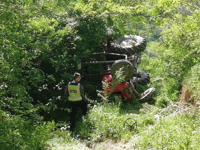 Traktor sletio s puta i prevrnuo se: Vozač (38) teško ozlijeđen