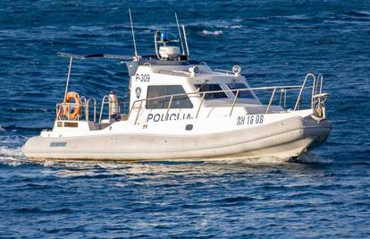Žena se utapala kod Makarske, policajac pucao u zrak kako bi dozvao brod. Spasili su je