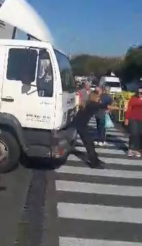 Nevjerojatna snimka iz Splita: Žena je stala ispred kamiona