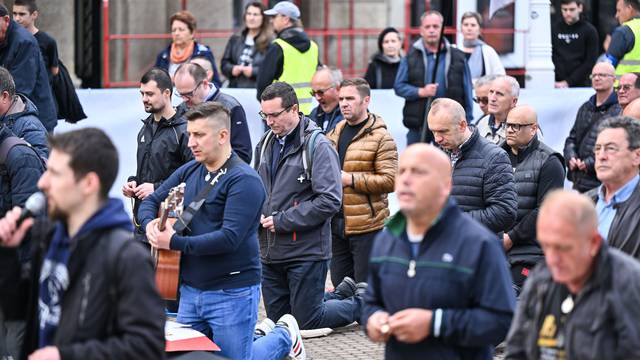 Zagreb: Održana muška molitva krunice na Trgu bana Josipa Jelačića
