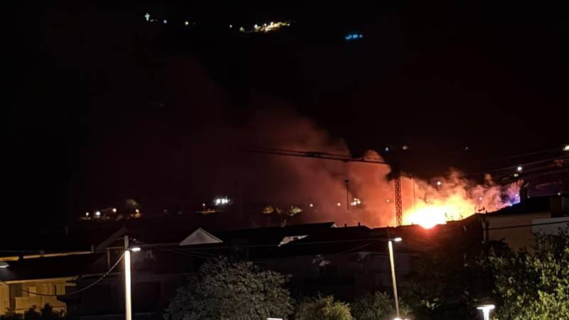 VIDEO Maloljetnici uhićeni zbog izazivanja požara u Kaštelima! Palili usred noći pa pobjegli...