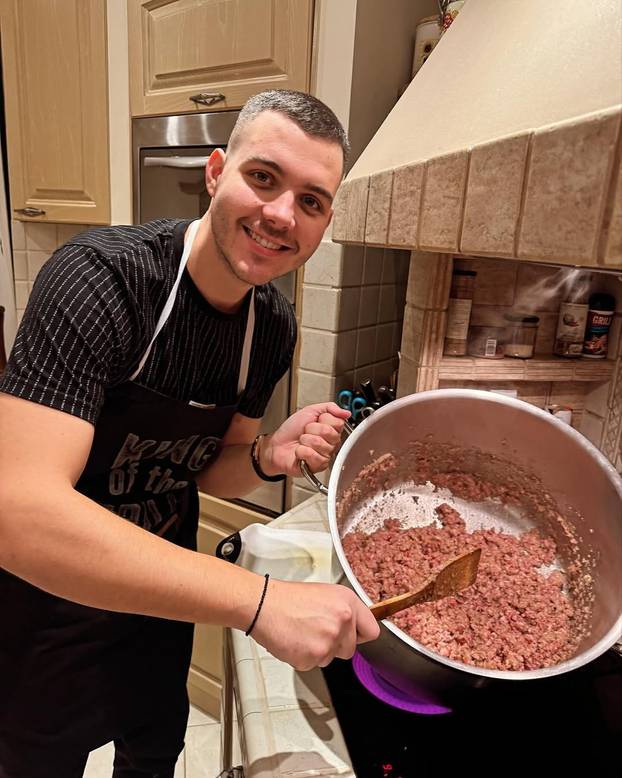 Sve pršti od luksuza: Lepa Brena prodaje vilu Aleksandri Prijović. Evo kako izgleda raskošna kuća