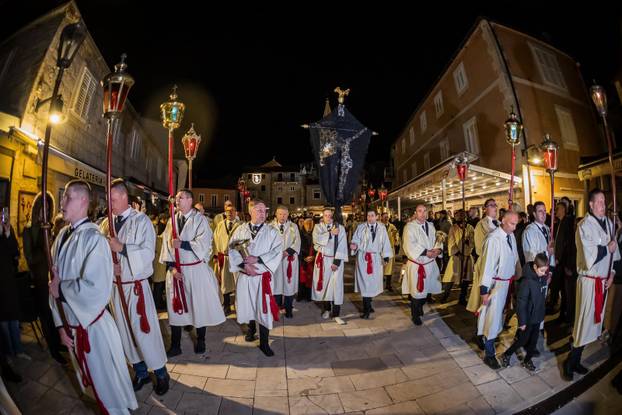 Jelsa: Ispraćaj jelšanskog križa i početak procesije "Za križen"