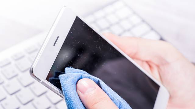 Evo kako i koliko često trebate čistiti svoj mobitel od bakterija