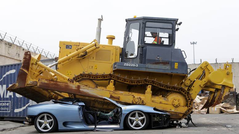 Ferrari pretvorili u palačinku: Carinici ga smrvili buldožerom
