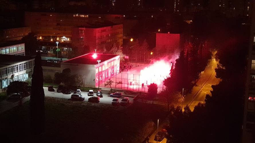 Đaci u Splitu priredili bakljadu ravnateljici pa zapalili i školu!