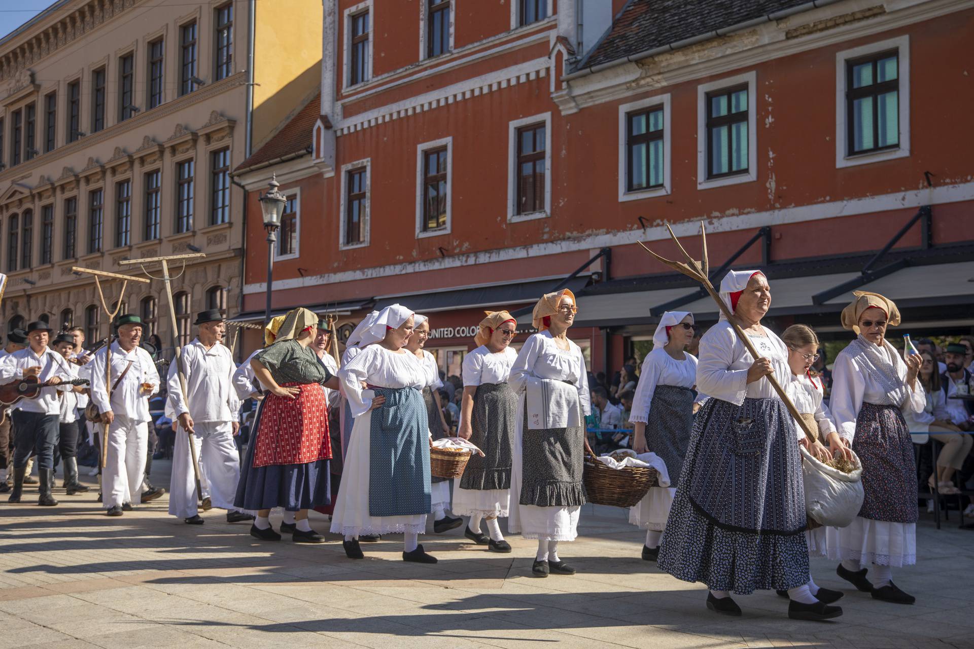 Svečani mimohod sudionika 59. Vinkovačkih jeseni