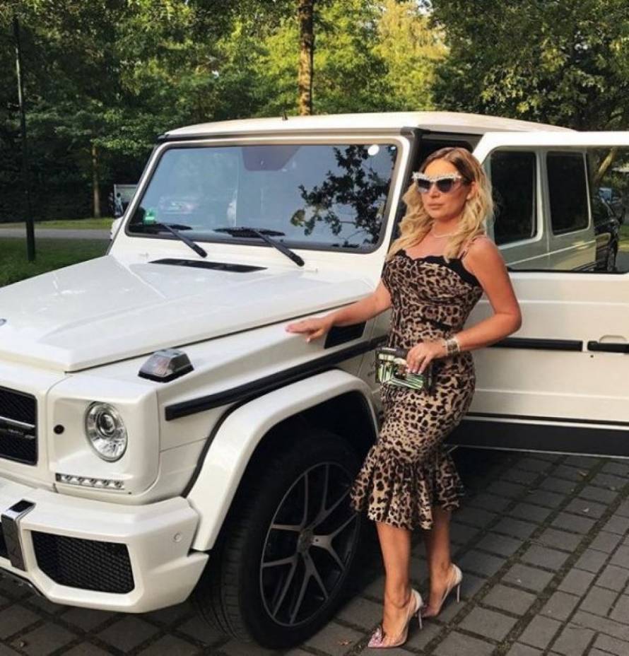 Kakav luksuz: Žena Dinamovca 'bacala' se u snijeg s Prada torbicom optočenom kristalima