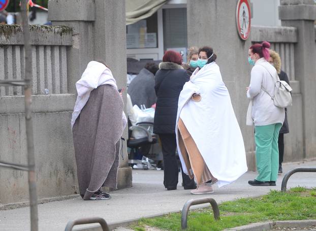 Zagreb: Ljudi ispred Klinike za ženske bolesti i porode