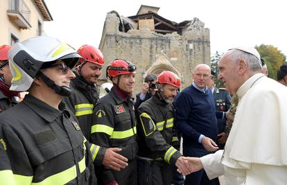Papa u potresom razrušenom Amatriceu molio se za mrtve