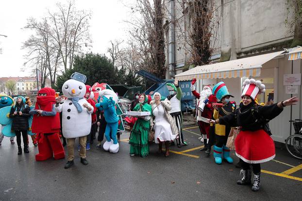 Zagreb: Kostimirani umjetnici na božićno jutro zapjevali Klinike za dječje bolesti