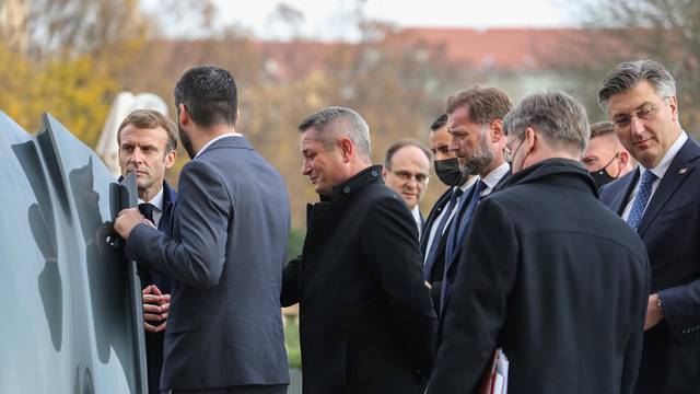 Zagreb: Rimac ispred Esplanade Macronu predstavio Neveru i Bugatti