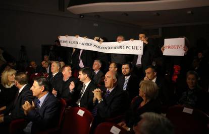 Provokacija: Oporba razvukla transparent protiv Kalmete