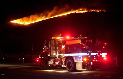 Požar u Nevadi uništio više od 20 kuća, poginuo jedan čovjek