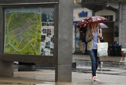 Zagreb: Posljednja moda tijekom kiše u gradu - najlonske vrećice na obući