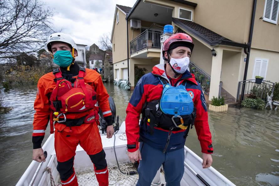 'Ženo, jači sam od poplave': Hrabri radnici penjali se na 11 metara da selu spase struju