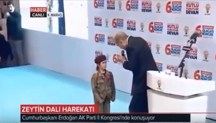 Erdogan uplakanoj djevojčici na pozornici: 'Vojnici ne plaču...'