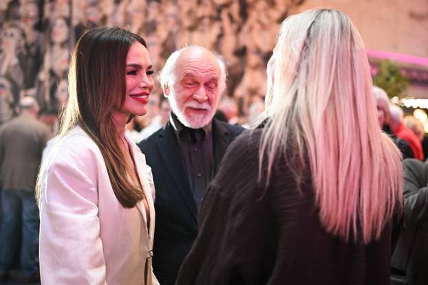 Zagreb: Severina posjetila otvorenje izložbe Dimitrija Popovića