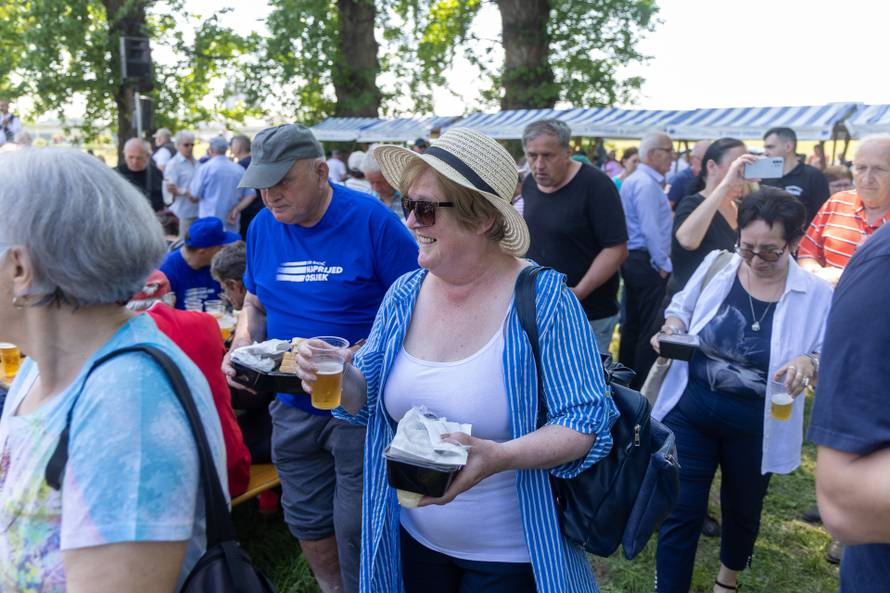 Osijek. Podjela graha na lijevoj obali Drave na Praznik rada