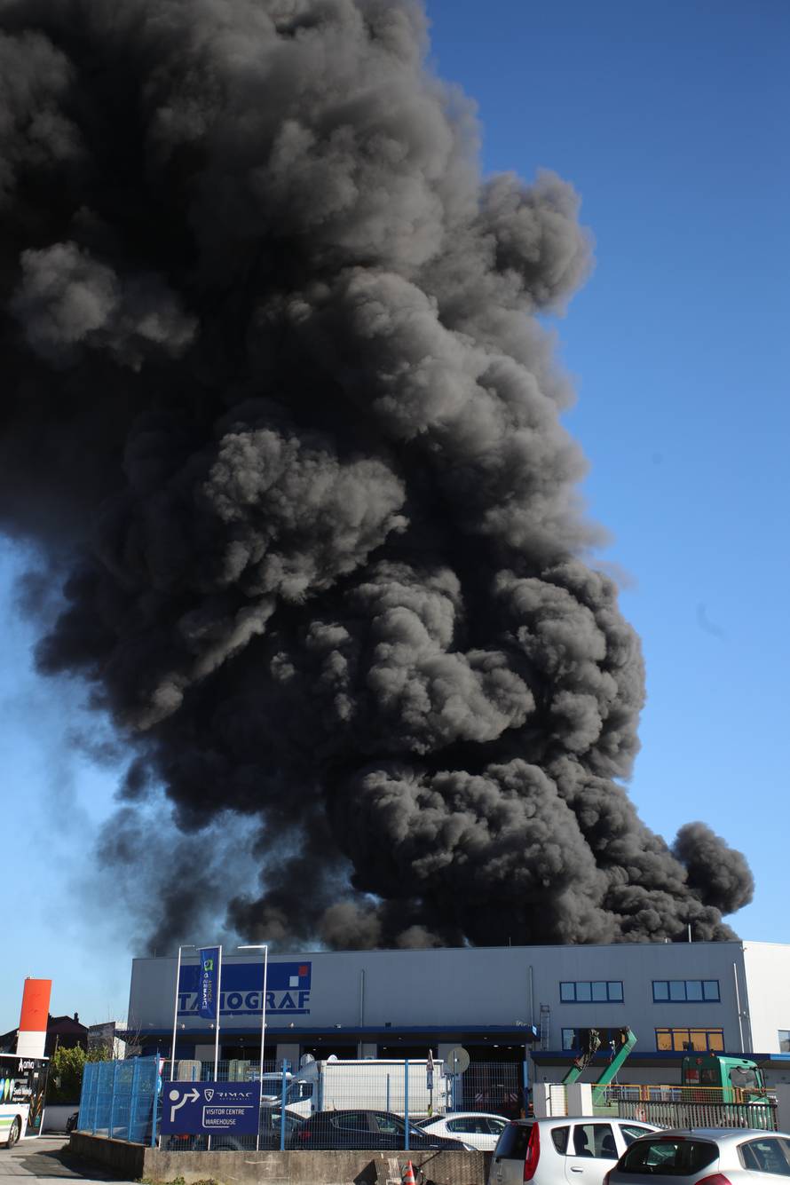 Sveta Nedelja: Požar u skladištu guma, hitne službe su na terenu