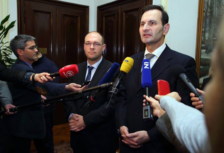 Kavalir Hasanbegović dočekao svoju nasljednicu s cvijećem