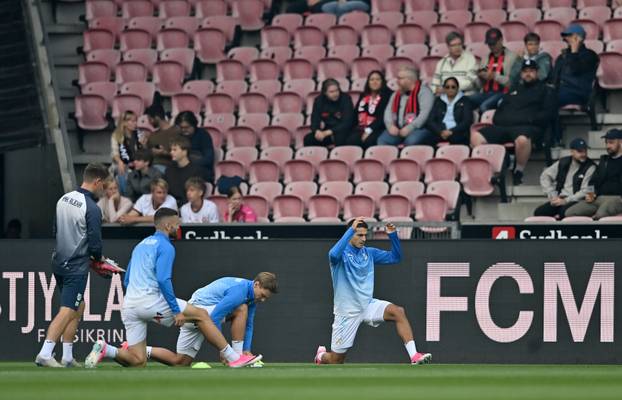 Zagrijavanje nogometaša uoči početka utakmice Midtjyllanda i Rijeke u play-offu za ulazak u UEFA Konferencijsku ligu