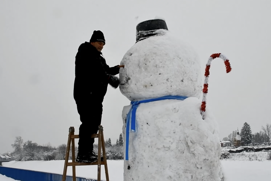 Jo&scaron; jedan mega snjegovi&cacute; niknuo u Slavoniji. Visok je tri i pol metra i postao hit u Brodu