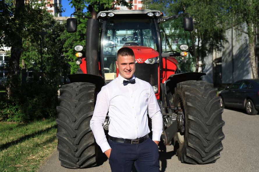 24sata Rugvica: Maturant iz Ježeva, traktorom do Građevinske škole na maturalnu večer