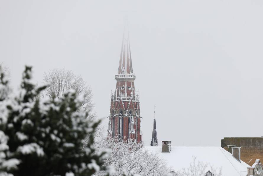 Snježni pokrivač je zabijelio je Osijek