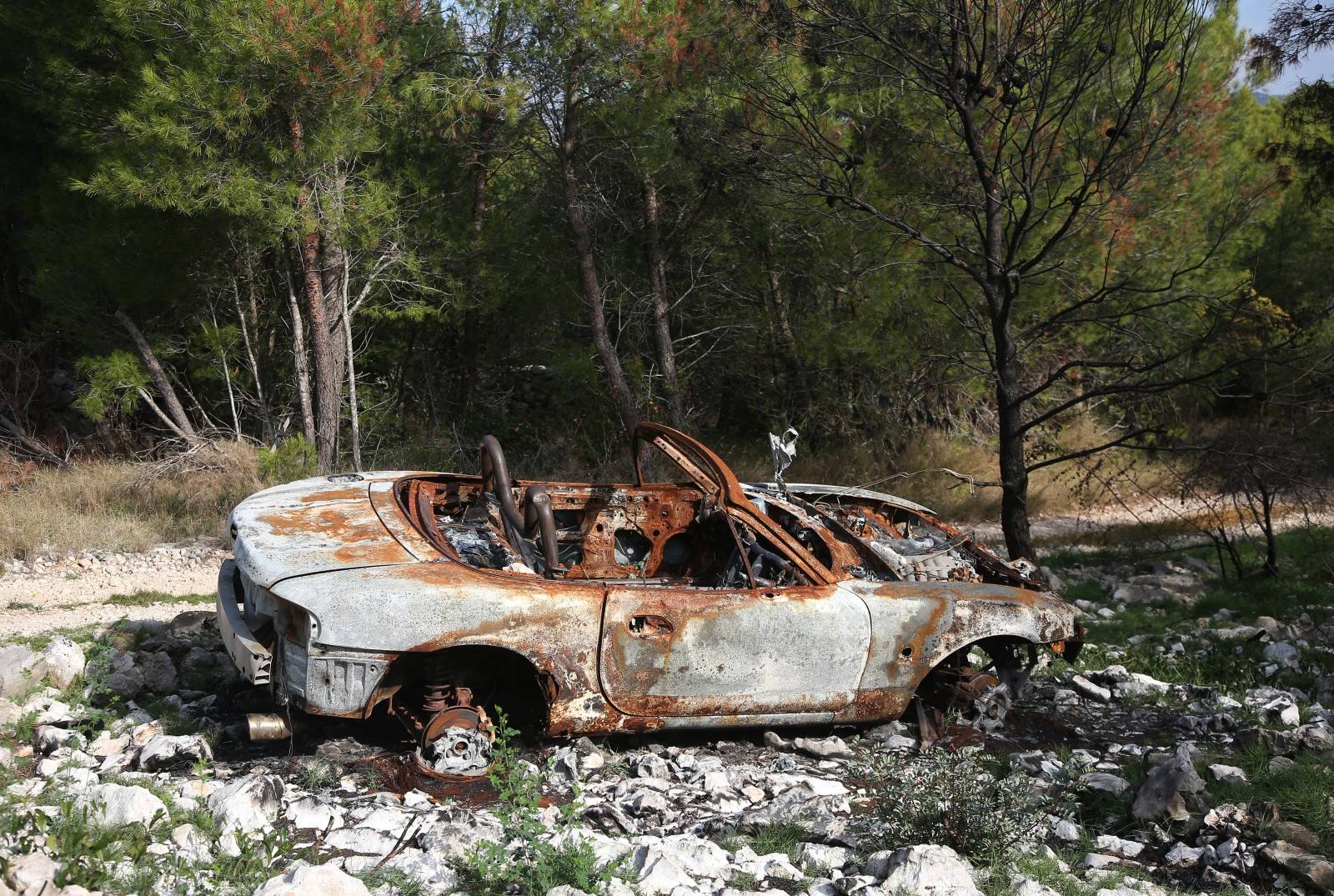 Šibenik: Ni nakon tri mjeseca policija ne zna tko je u kabrioletu sletio s ceste i uzrokovao požar