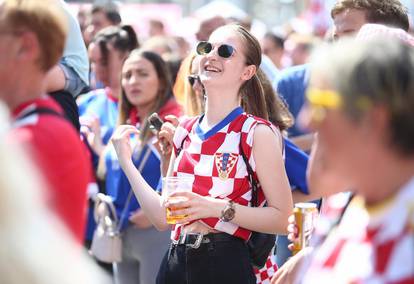 Sve je u kockicama: Pogledajte navijanje u Zagrebu i Splitu