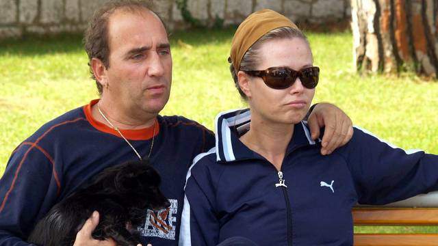 Mladen Grdovic sa suprugom Brankicom i psom u dvoristu zadarske