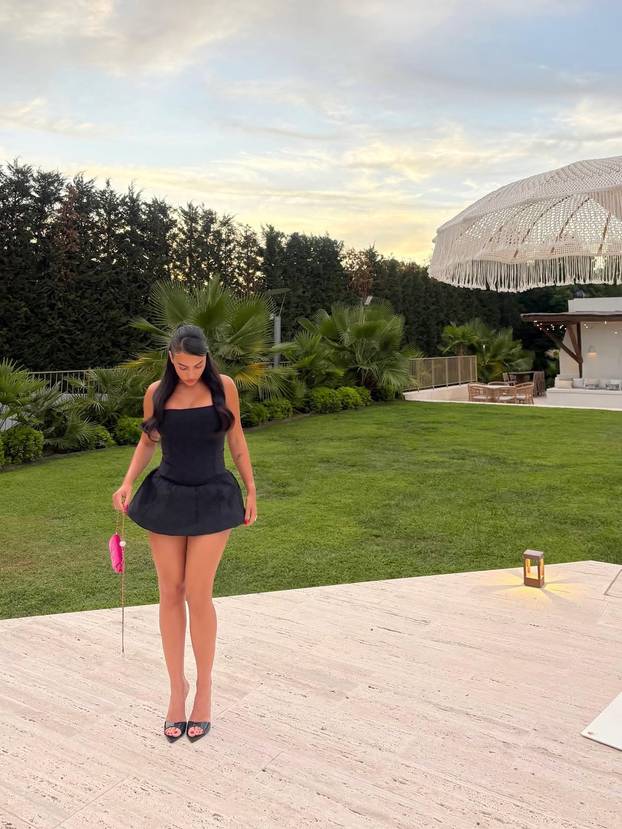 FOTO Jao, Georgina! Obukla je kratku minicu pa otkrila previše