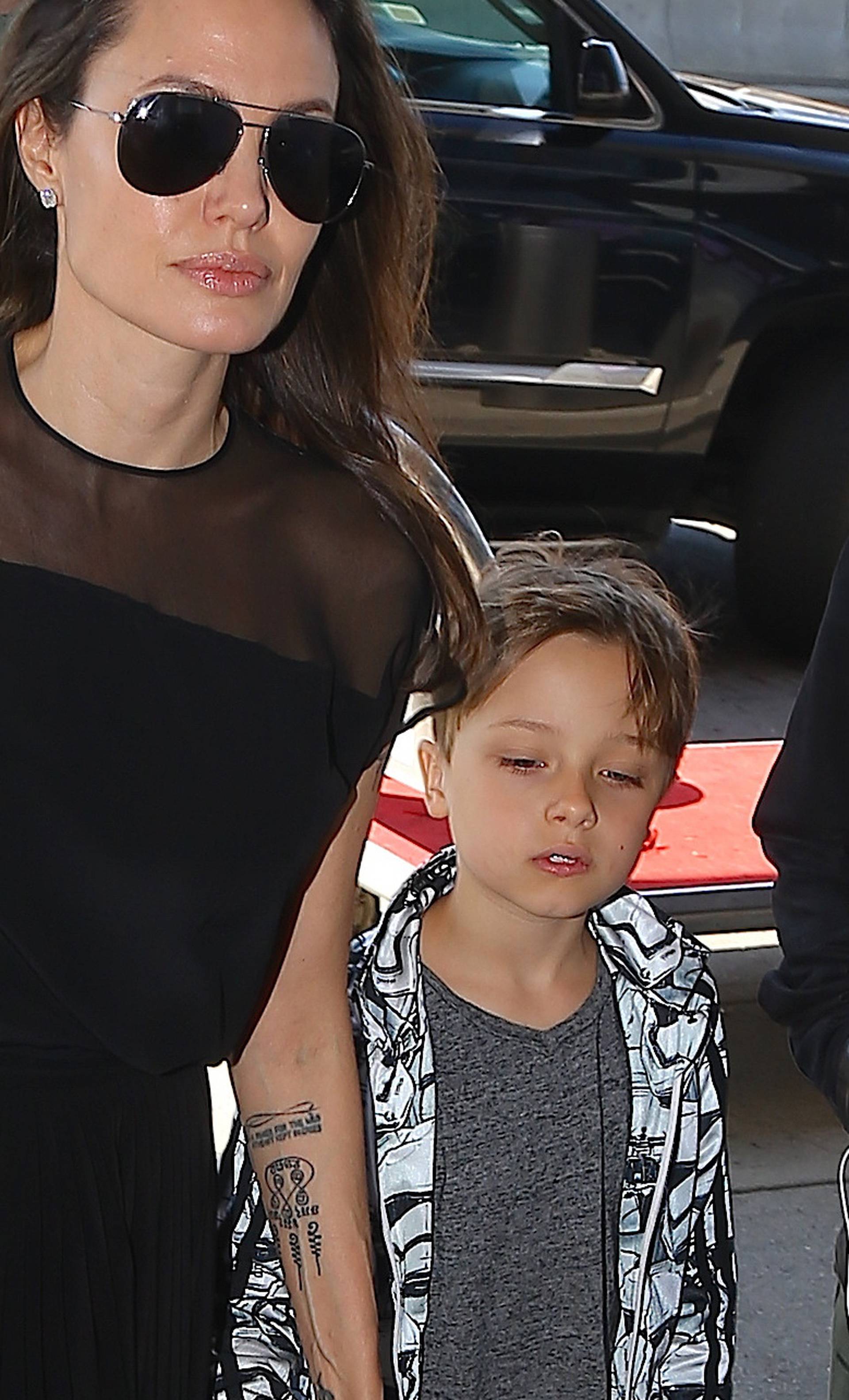 Angelina Jolie arrive ?  l'a?©roport JFK de New York pour prendre un vol pour Los Angeles avec ses enfants Knox-Leon et Maddox