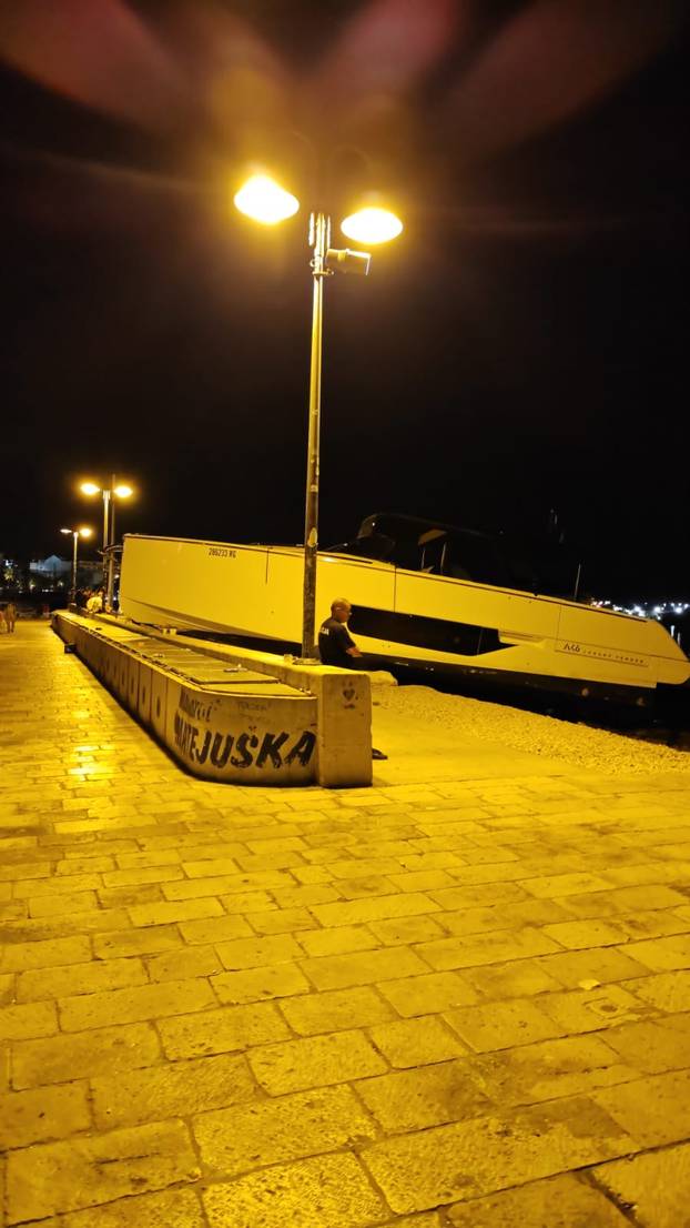 FOTO Punom brzinom udario u obalu?! Brod se nasukao u luci u Splitu: 'Buka je izazvala paniku'