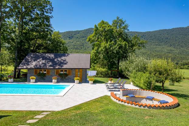 FOTO Kuću za odmor Mali Medo kod rodnog sela Nikole Tesle u Lici okružuje pravi prirodni raj