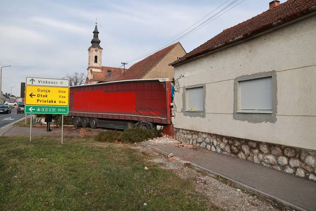 Kamion se zabio u kuću kod Vinkovaca, više ljudi ozlijeđeno