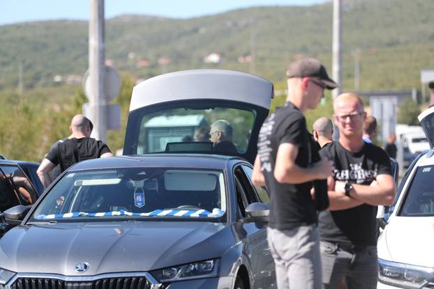 Okupljanje navijača Dinamana izlazu s A1 kod Dugopolja