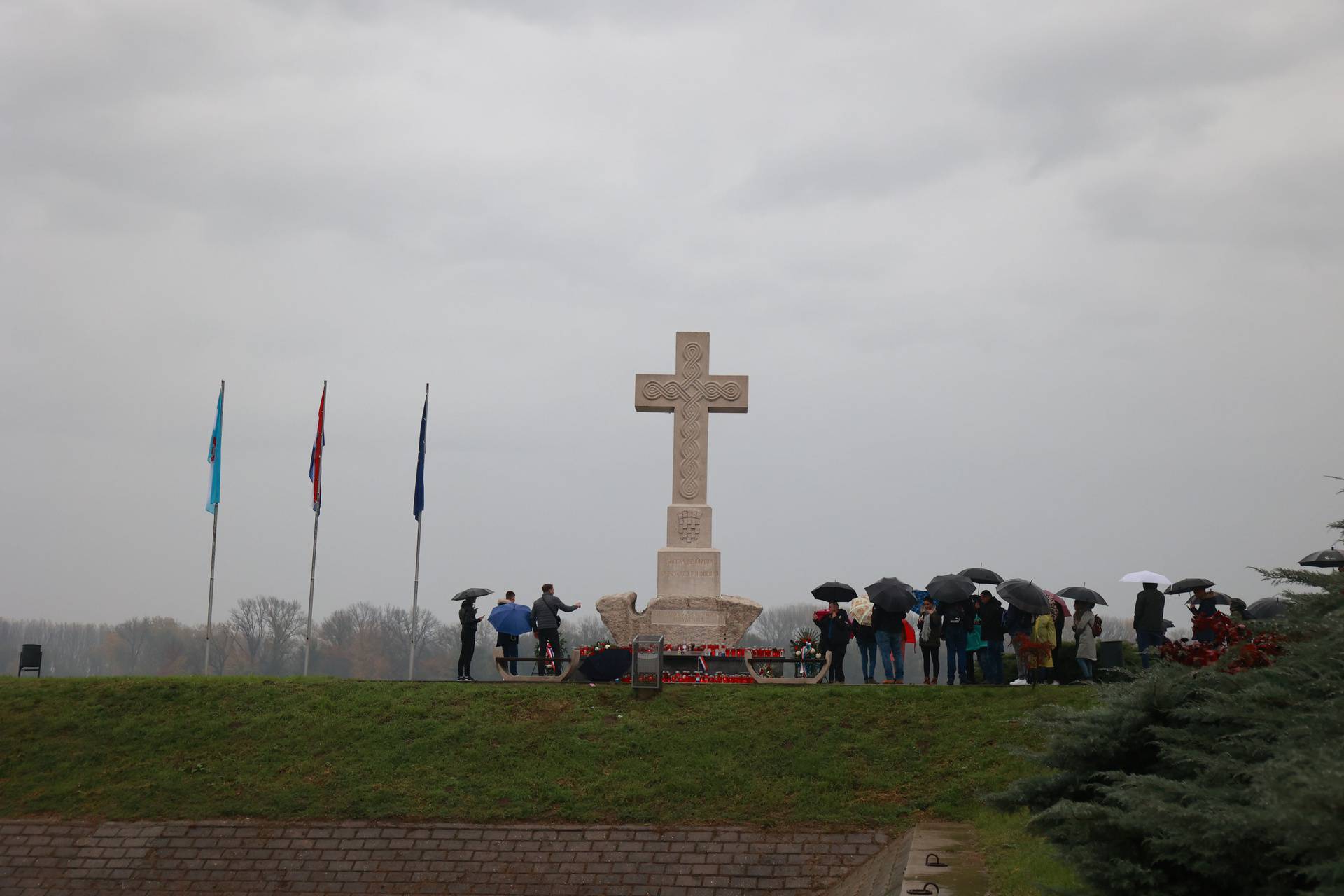 Vukovar: Okupljanje građana prije početka kolone sjećanja povodom obilježavanja Dana sjećanja na žrtve Domovinskog rata i Dana sjećanja na žrtvu Vukovara i Škabrnje 